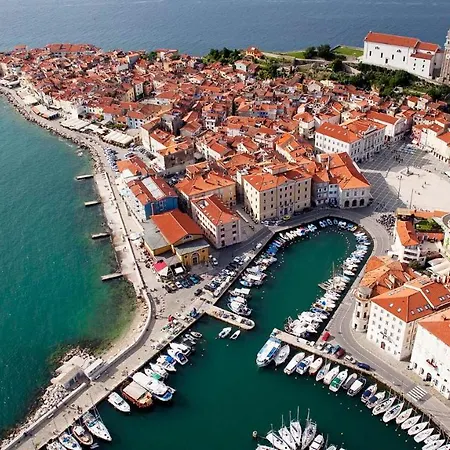 Pergola With Mediterranean Garden & Bbq アパート *