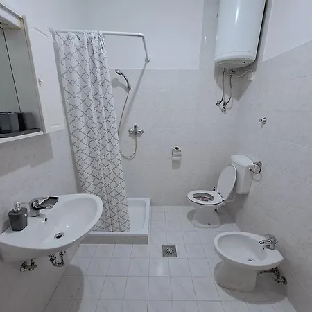 Pergola With Mediterranean Garden & Bbq アパート