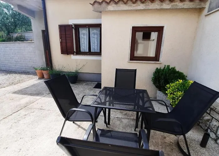 Pergola With Mediterranean Garden & Bbq Apartment